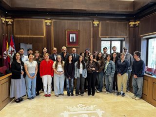 El alcalde de León, José Antonio Diez, con estudiantes de español que participan en el programa de primavera de la Universidad de Washington León Center y el Centro de Idiomas de la ULE y alumnos becados del programa Spain Cultural Studies.