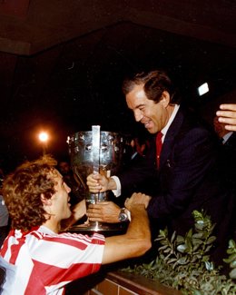 Carlos Garikoetxea entrega a 'Txato' Nuñez la copa de campeones de Liga.