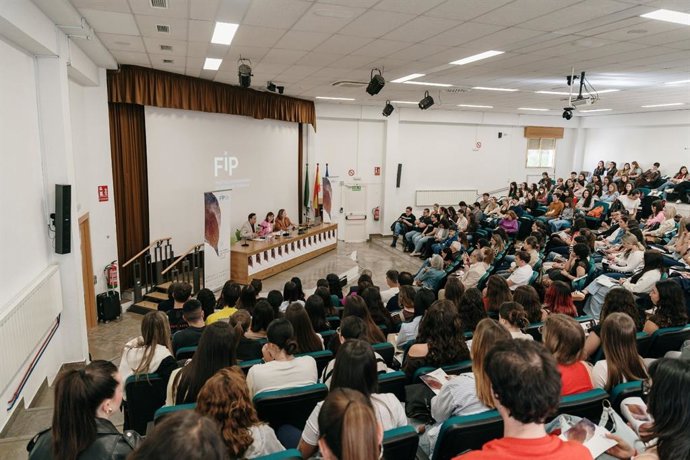 La Facultad de Ciencias de la Educación se ha convertido este lunes en escenario de una jornada del Festival Internacional de Poesía de Granada que ha acercado al estudiantado valiosos recursos literarios y didácticos para los docentes del futuro.