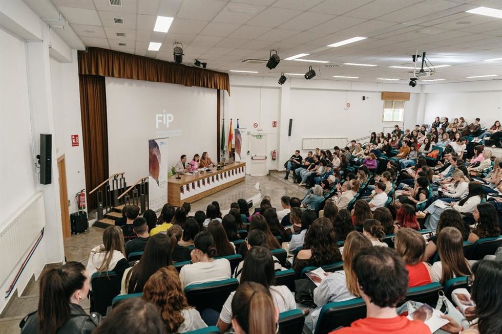 La Facultad de Ciencias de la Educación se ha convertido este lunes en escenario de una jornada del Festival Internacional de Poesía de Granada que ha acercado al estudiantado valiosos recursos literarios y didácticos para los docentes del futuro.