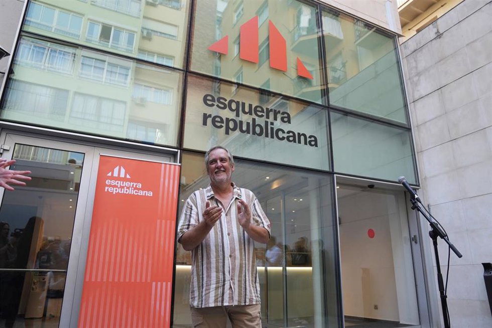 Archivo - El presidente de ERC. Oriol Junqueras y la secretaria general de ERC, Elisenda Alamany reciben al concejal en Barcelona Jordi Coronas, acompañados de militantes del partido en la sede de ERC, a 6 de octubre de 2025, en Barcelona, Catalunya (Espa