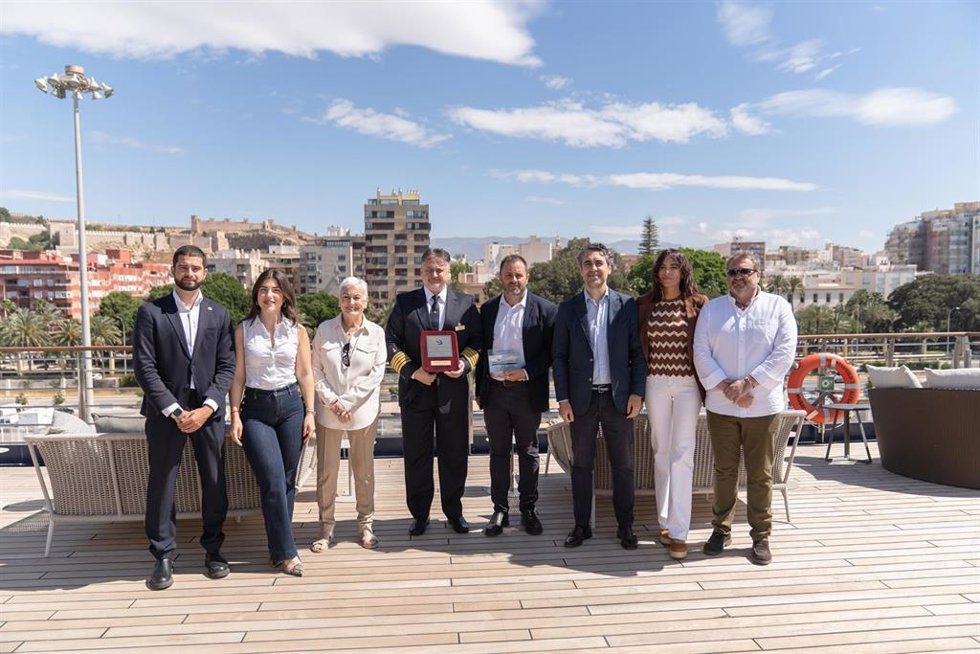 El crucero VidantaWorld's Elegant hace escala por primera vez en Almería