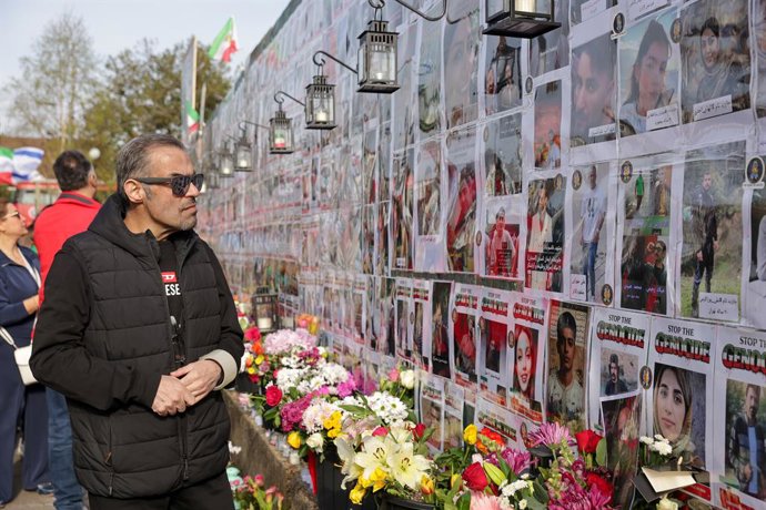 Archivo - March 20, 2026, London, London, UK: London, UK. An Iranian looks at a wall of photographs of Iranians killed by the regime in Iran, in Golders Green, London.