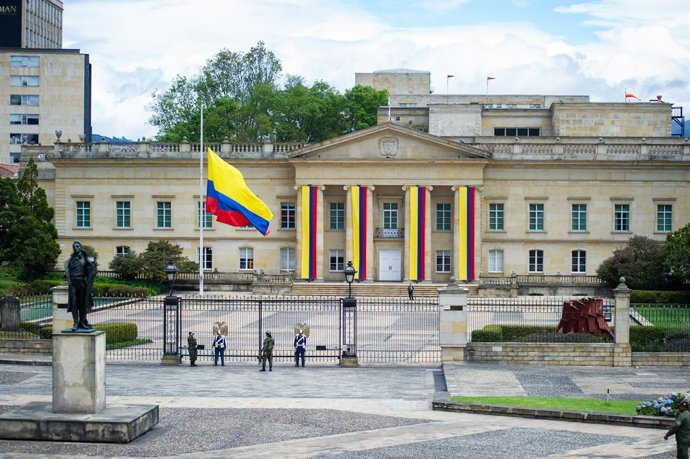 Archivo - August 11, 2025, Bogota, Cundinamarca, Colombia: Colombia's presidency Narino's palace raised their flag to mid-pole as the Colombian capitol building is prepared for the arrival of his coffin for a funeral chamber that will last 3 days. Uribe T