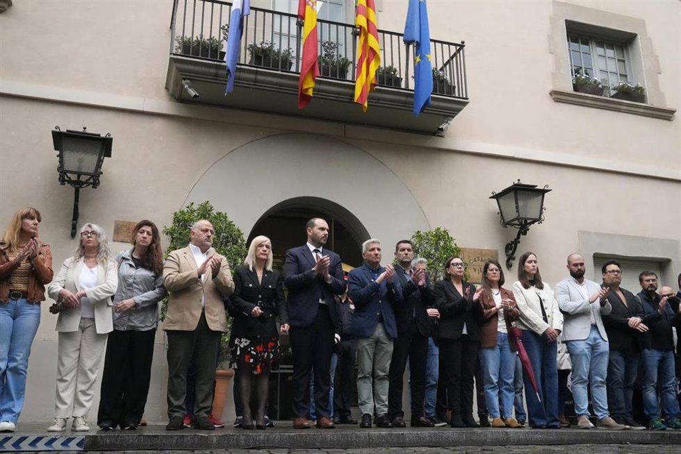 Minuto de silencio por el asesinato de una mujer en Esplugues de Llobregat (Barcelona) con el conseller de la Presidencia de la Generalitat, Albert Dalmau, y el alcalde, Eduard Sanz