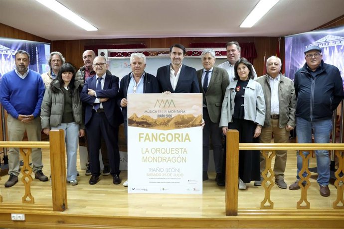 El consejero de Medio Ambiente, Vivienda y Ordenación del Territorio, Juan Carlos Suárez-Quiñones (centro izquierda), y el alcalde de Riaño, Senén Presa (centro derecha), en la presentación del festival Música en la Montaña y la X Riaño Trail Run.