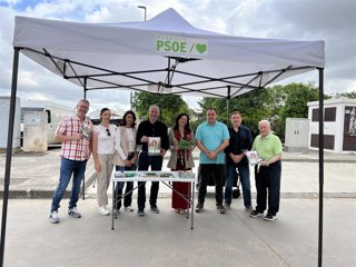 Antonio Granados y Rafi Crespín (centro), durante un reparto de propaganda electoral llevado a cabo en La Carlota.
