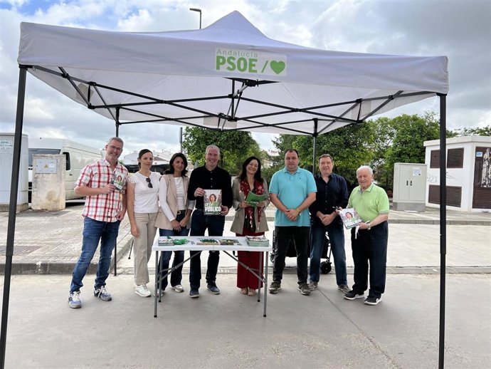 Antonio Granados y Rafi Crespín (centro), durante un reparto de propaganda electoral llevado a cabo en La Carlota.