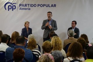 El presidente del PP de Almería y candidato al Parlamento andaluz, Ramón Fernández-Pacheco, durante su intervención en el acto.