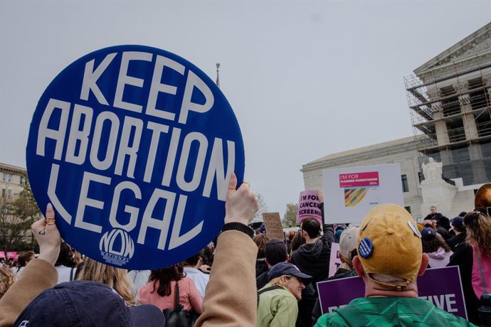 Archivo - Arquivo - 2 de abril de 2025, Washington, Distrito de Columbia, EUA: Apoiadores da Planned Parenthood se reúnem para manifestar seu descontentamento com a possibilidade de o Supremo Tribunal Federal decidir que os recursos do Medicaid não podem 