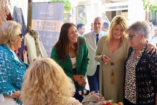 La consejera de Inclusión Social, Juventud, Familias e Igualdad, Loles López,y la alcaldesa de la ciudad, Pilar Miranda, en la exposición de fin de curso del Programa Cultura en los Barrios.