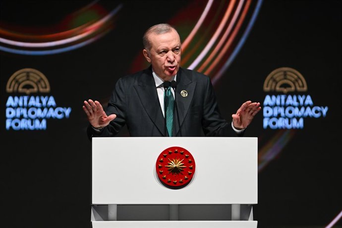 ANTÁLIA, 17 de abril de 2026  -- O presidente turco, Recep Tayyip Erdogan, discursa na sessão de abertura do Fórum de Diplomacia de Antália, em Antália, Turquia, em 17 de abril de 2026. Erdogan afirmou na sexta-feira que o direito dos países do Golfo de a