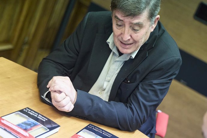 El escritor y director del Instituto Cervantes, Luis García Montero, durante una entrevista con Europa Press con motivo de la presentación de su nueva novela ‘La mejor edad’