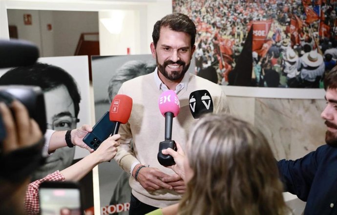 El secretario general del PSOE de Extremadura, Álvaro Sánchez Cotrina, atiende a los medios de comunicación