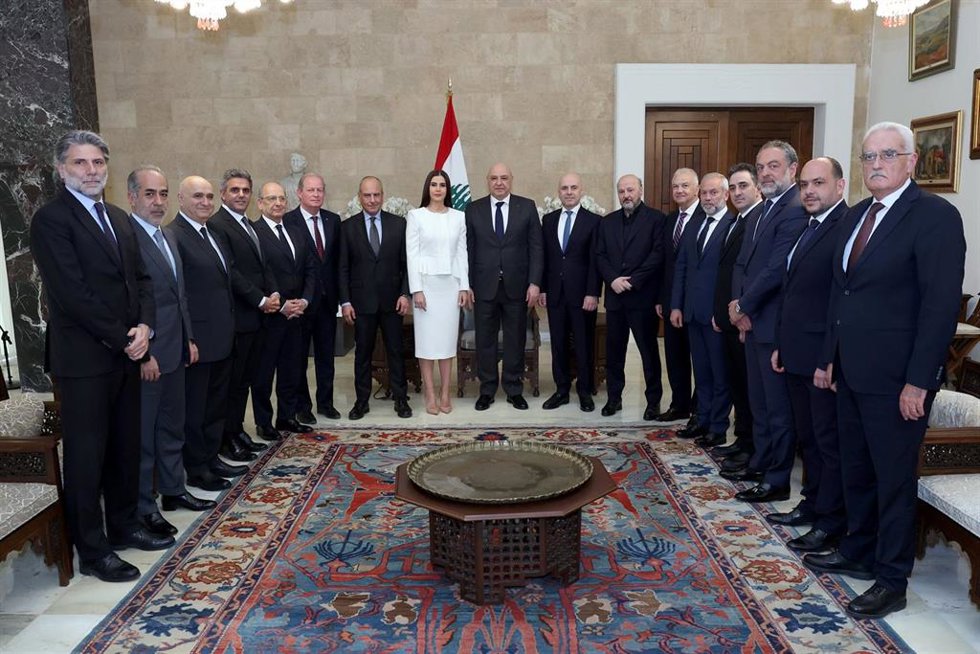 En el centro de la imagen, el presidente libanés, Joseph Aoun, con una delegación del partido Fuerzas Libanesas
