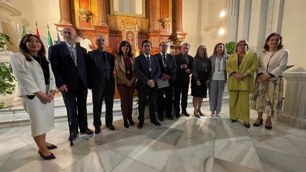 El presidente de la Diputación de Jaén, Paco Reyes, junto a los nuevos consejeros del Instituto de Estudios Giennenses (IEG).