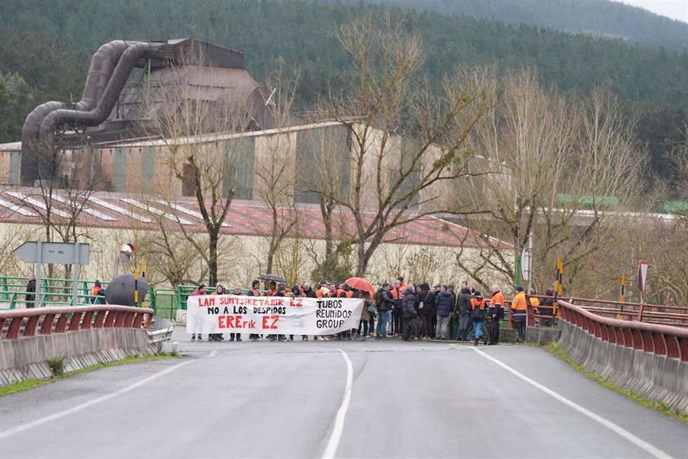 Archivo - Trabajadores de la plantilla de Tubos Reunidos montan un piquete, a 13 de febrero de 2026, en Vitoria, Álava, País Vasco (España).