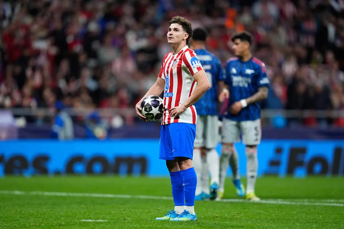 El delantero del Atlético de Madrid Julián Álvarez, antes de lanzar el penalti en la ida de semifinales de la Liga de Campeones ante el Arsenal. - Dennis Agyeman / AFP7