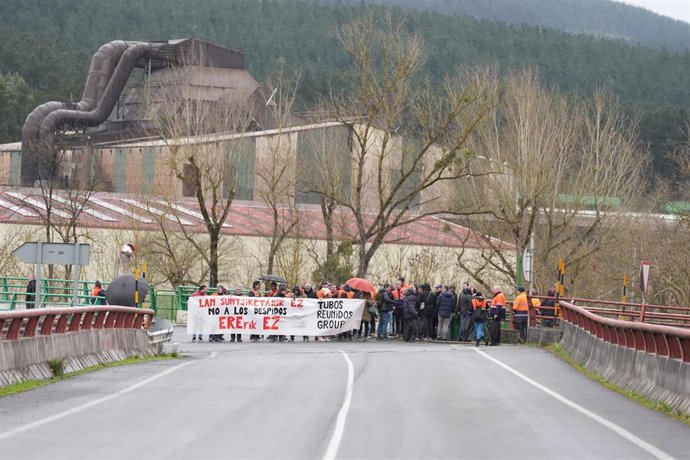 Archivo - Trabajadores de la plantilla de Tubos Reunidos montan un piquete, a 13 de febrero de 2026, en Vitoria, Álava, País Vasco (España).