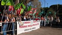 Los sindicatos se manifiestan por las condiciones laborales del personal propio del SAE a las puertas del primer debate