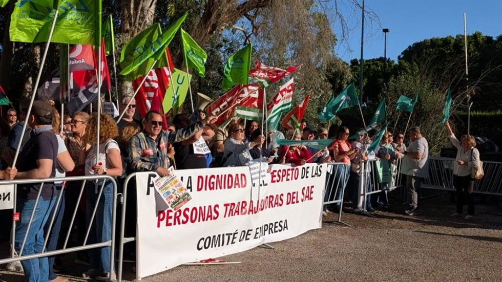 Manifestación de los sindicatos participantes en la Comisión Negociadora del Convenio Colectivo del Personal Laboral Propio del SAE en el exterior de la sede de RTVE en Sevilla en la previa del primer debate electoral del 17M.