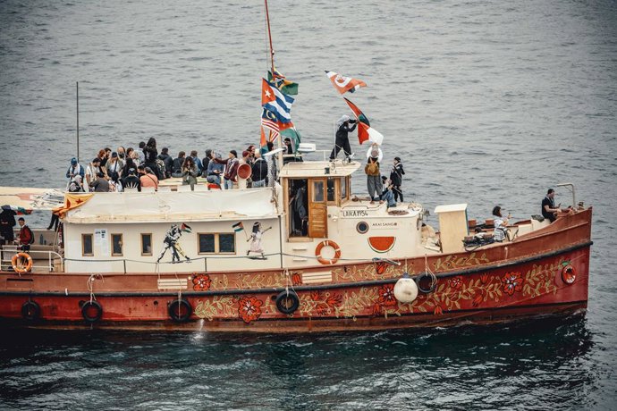 12 de abril de 2026, Espanha, Barcelona: Embarcações participam da partida da Flotilha Global Sumud de Barcelona com destino a Gaza. A Flotilha Global Sumud é uma missão marítima liderada por civis que busca chegar a Gaza, composta por mais de 70 embarcaç