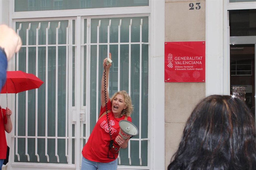 Profesionales de comedores escolares protestan en una jornada de huelga contra la sobrecarga de trabajo en el sector