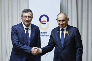 El primer ministro armenio, Nikol Pashinián, y el vicepresidente turco, Cevdet Yilmaz