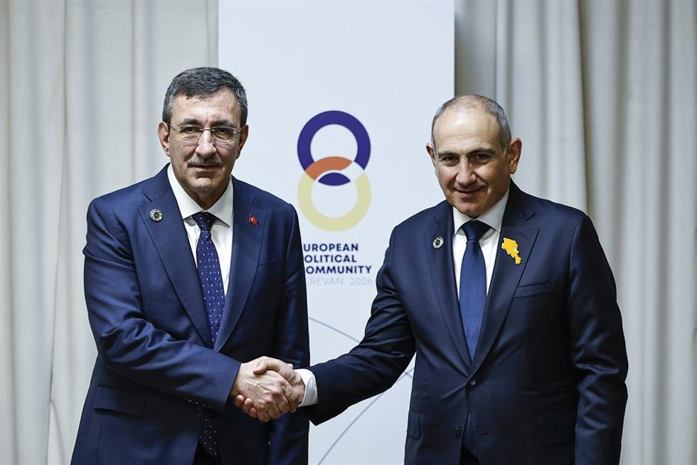 El primer ministro armenio, Nikol Pashinián, y el vicepresidente turco, Cevdet Yilmaz