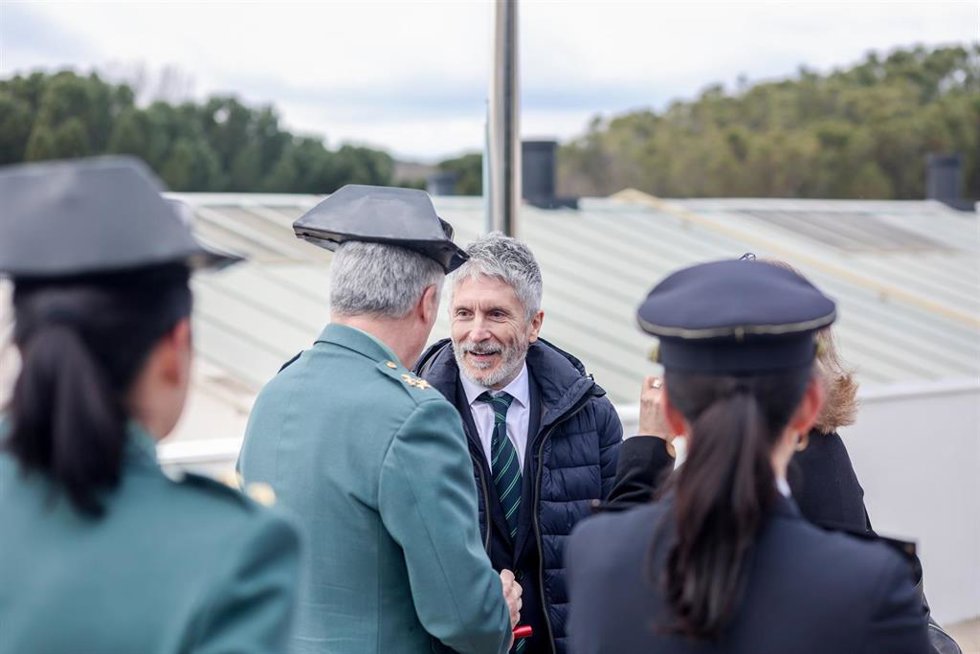 Archivo - El ministro de Interior, Fernando Grande-Marlaska (c), saluda  durante la inauguración de las III Jornadas sobre Mujer, Igualdad y Seguridad, en el Centro Tecnológico de Seguridad en El Pardo, a 6 de marzo de 2023, en Madrid, (España). 