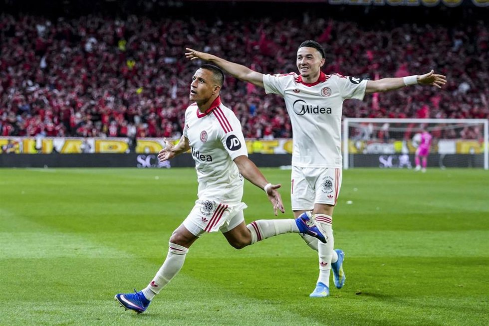 Alexis Sánchez celebra su gol en el Sevilla-Real Sociedad