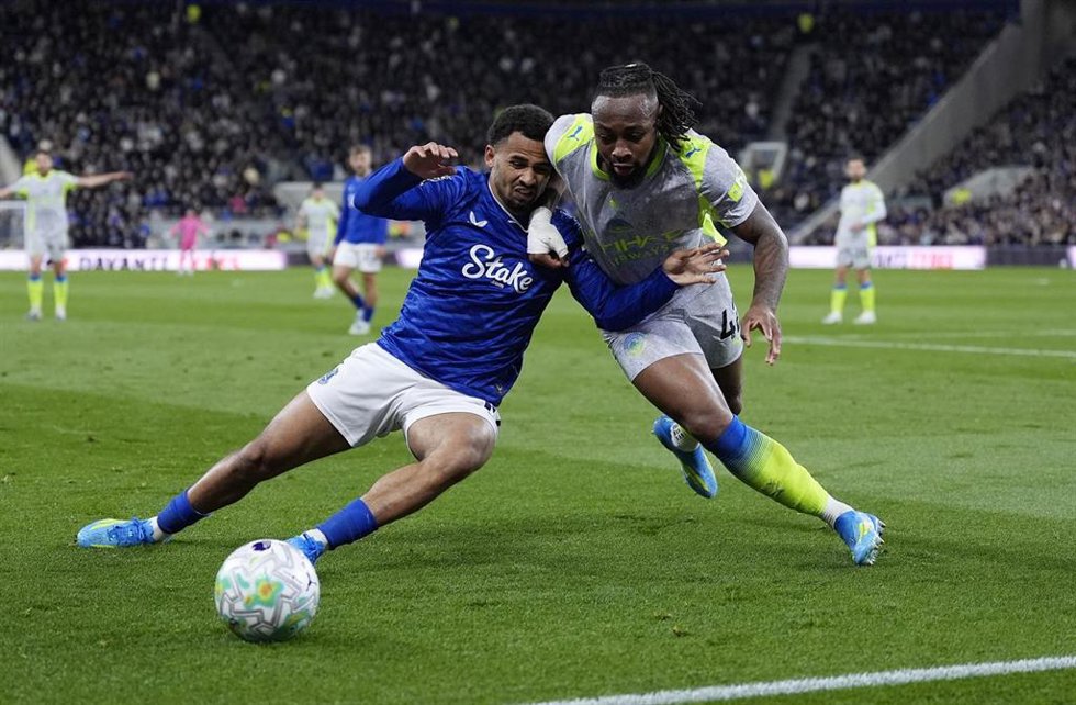 Iliman Ndiaye y Antoine Semenyo en el Everton-Manchester City en el Hill Dickinson Stadium