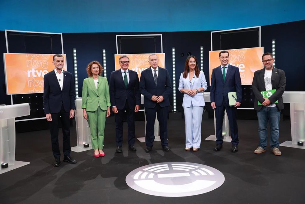 Los cinco candidatos a la Presidencia de la Junta de Andalucía, el presidente PP-A y actual presidente de la Junta, Juanma Moreno (2d); la secretaria general del PSOE-A, María Jesús Montero (2i); el portavoz del grupo parlamentario Vox, Manuel Gavira (3i)
