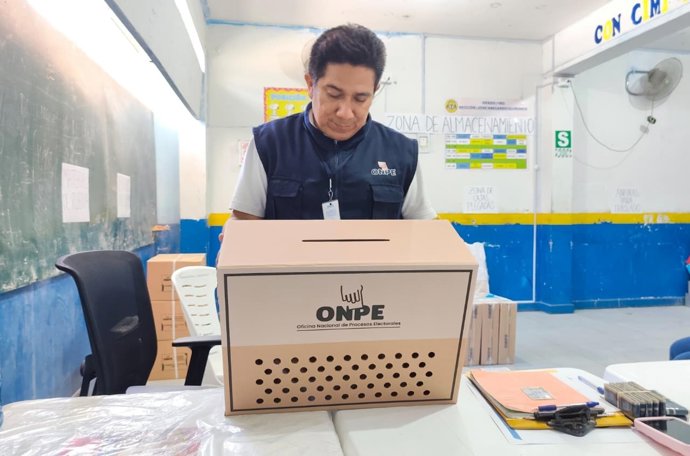 Urna en las elecciones de Perú (archivo)