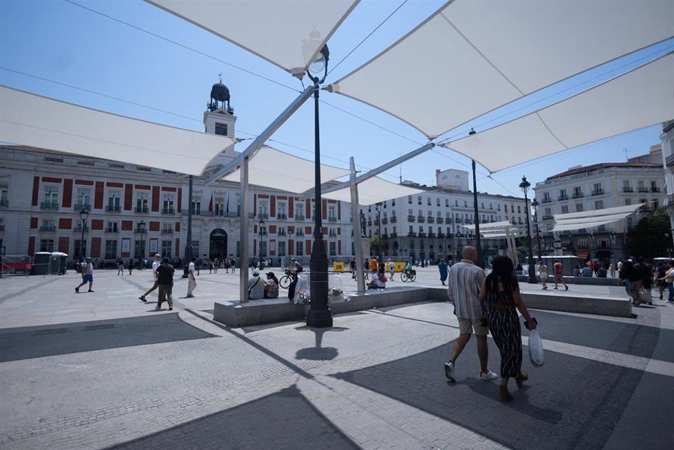 Archivo - Toldos instalados por el Ayuntamiento de Madrid en la Puerta del Sol, a 2 de julio de 2025, en Madrid (España). El Ayuntamiento de Madrid defiende la instalación de toldos desmontables en la Puerta del Sol, argumentando que es un Bien de Interés