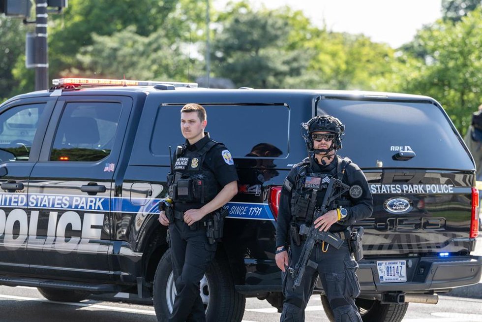 Agentes desplegados tras un tiroteo cerca de la Casa Blanca y el Monumento a Washington en Washington DC, Estados Unidos