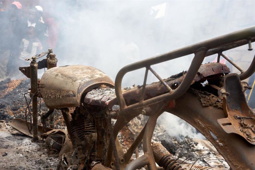 Archivo - Escombros calcinados tras un ataque de las Fuerzas Democráticas Aliadas, grupo vinculado a Estado Islámico, en la región de Kivu Norte, en República Democrática del Congo