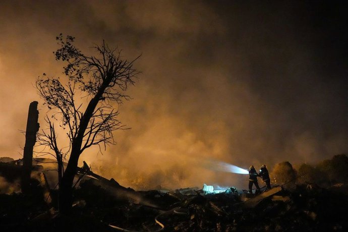 Labores de rescate en la fábrica de fuegos artificiales de Liuyang, en el centro de China, donde ha tenido lugar la explosión