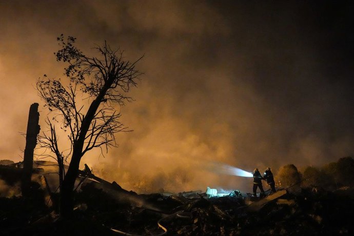 CHANGSHA, 5 de maio de 2026  -- Equipes de resgate atuam no local após uma explosão em uma fábrica de fogos de artifício na cidade de Guandu, em Liuyang, província de Hunan, na China central, em 5 de maio de 2026.   Três pessoas morreram e outras 25 ficar