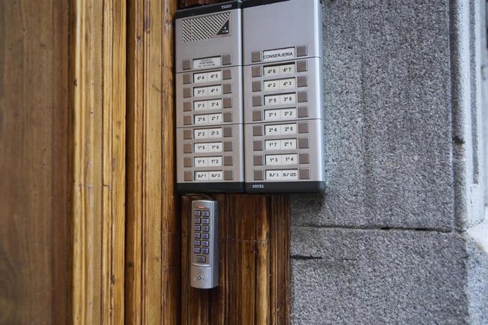 Archivo - Telefonillo de un bloque de viviendas, a 29 de octubre de 2024, en Madrid (España). Almeida, ha informado este martes, 29 de octubre, que presentará en dos semanas el Plan Especial de Protección del Ámbito Residencial en la Ciudad de Madrid con 
