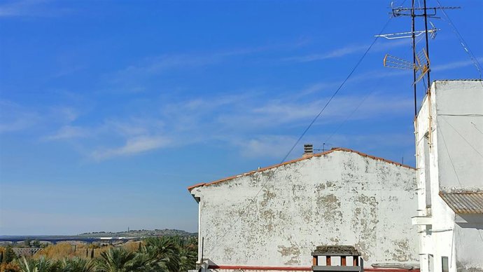 Archivo - Cielos poco nubosos en una imagen de archivo