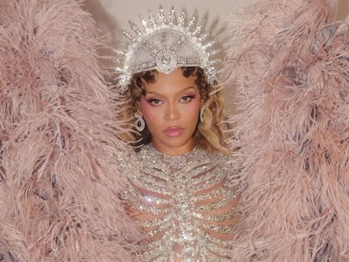 Beyoncé sorprende en la Gala MET 2026 con un vestido transparente de esqueleto y capa de plumas