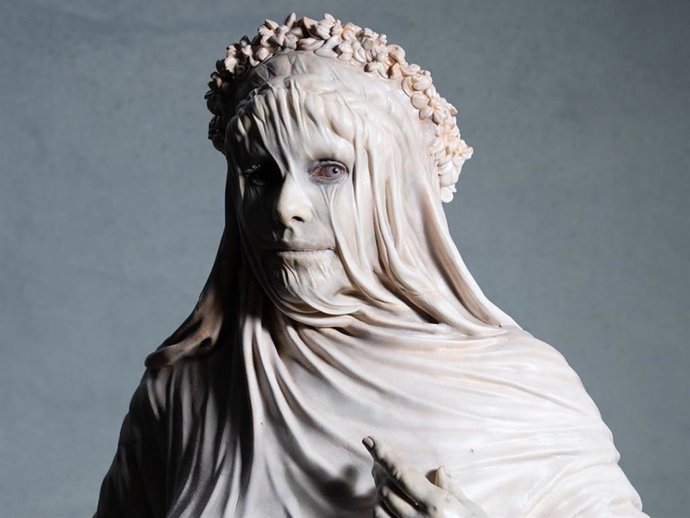Heidi Klum se convierte en una escultura viviente en la Gala MET 2026
