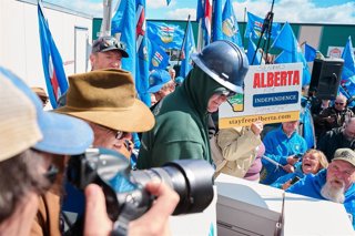 Miembros del movimiento Stay Free Alberta descargan cajas con las firmas recogidas en pro de la convocatoria de un referéndum de independencia