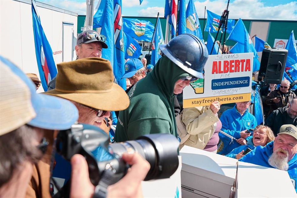 Miembros del movimiento Stay Free Alberta descargan cajas con las firmas recogidas en pro de la convocatoria de un referéndum de independencia