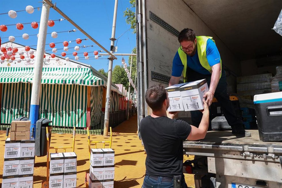 Archivo - Imagen de archivo de trabajadores en la Feria de Abril de Sevilla.