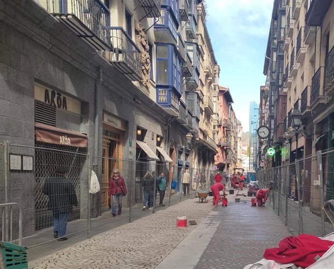 Archivo - Trabajadores de la construcción en Bilbao