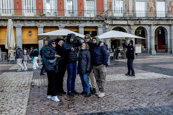 Archivo - Turistas en la Plaza Mayor, a 8 de febrero de 2026, en Madrid (España).   