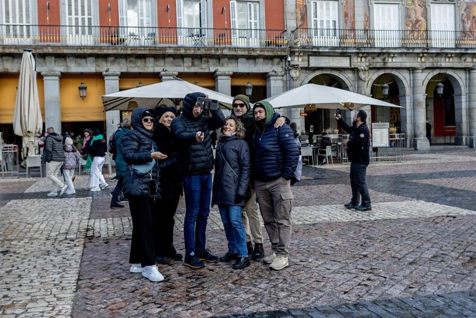 Archivo - Turistas en la Plaza Mayor, a 8 de febrero de 2026, en Madrid (España).   