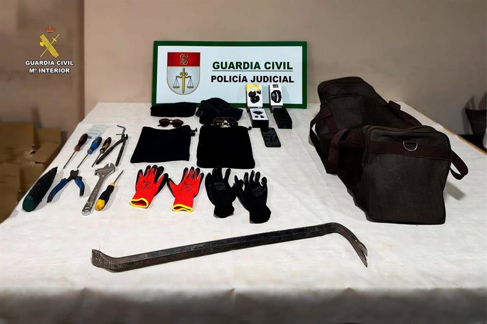 Efectos intervenidos en domicilios de dos detenidos como presuntos autores de varios robos con fuerza en supermercados y tiendas de la provincia de A Coruña.